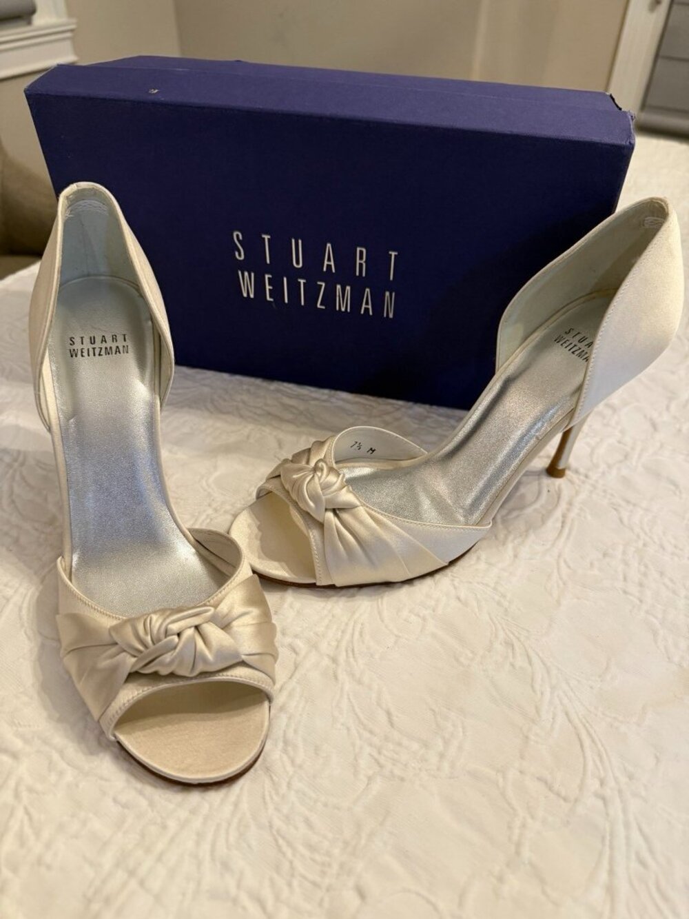 STUART WEITZMAN KNOTTED IVORY SATIN